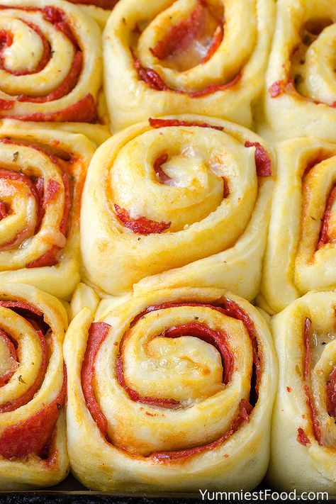 Pizza Dishes, Pepperoni Pizza Rolls, Pizza Roll Recipe, Pizza Pastry, Pepperoni Rolls, Pizza Roll, Pizza Sauce Homemade, Pizza Rolls, Favorite Appetizers