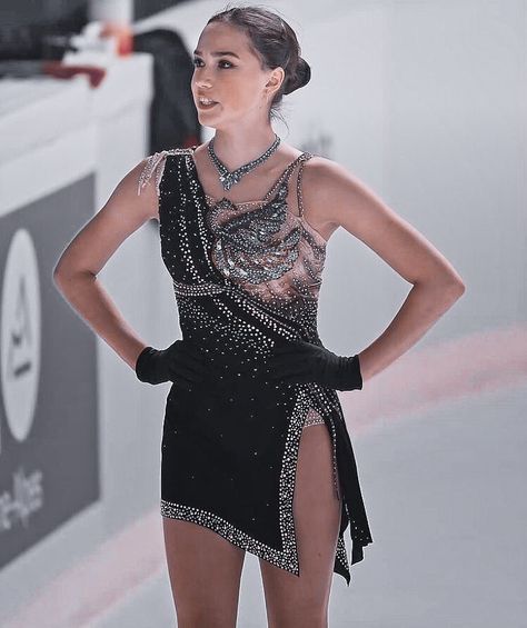 Egyptian Dress, Figure Skating Competition Dresses, Classy Short Dresses, Figure Skating Outfits, Russian Figure Skater, Figure Skating Costumes, Alina Zagitova, Competition Costumes, Competition Dress