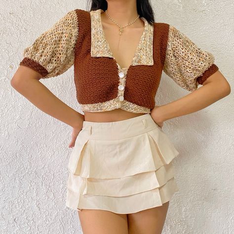 Dorothea Crochet Blouse with Puff Sleves and Chelsea Collars by @yala__stitched on Instagram Crochet Bubble Tea, October Crochet, Crochet Puff Sleeve Top, Crochet Short Sleeve Cardigan, Short Sleeve Shirt Outfit, Cozy Kawaii, Short Sleeve Top Pattern, Shirt Outfit Summer, Puff Blouse