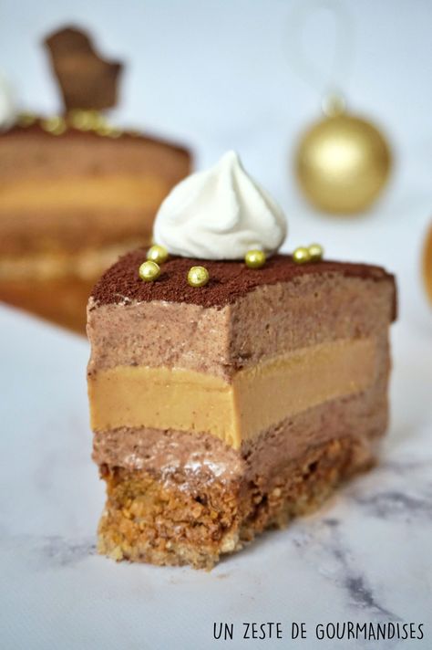 Caramel Cremeux Recipe, Mirror Glaze Cake Recipes, Entremet Recipe, Triple Chocolate Mousse Cake, Patisserie Fine, Caramel Desserts, Christmas Baking Recipes, Chocolate Mousse Cake, Layered Desserts