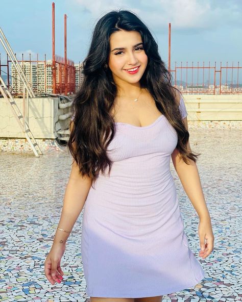 Lavender dream 💭 . . . . . . . . . . . . . . #love #lavender #beauty #roshniwaliaa #cute #pose #explore #foryou #hairgoals #goals 💜🦋💜🔚 Facebook Hashtags, M Name, Roshni Walia, Cute Pose, Aesthetic Grunge Outfit, Hollywood Actress, Hair Color For Black Hair, Aesthetic Grunge, Girls Night Out