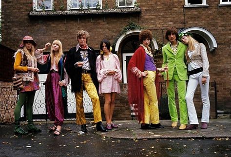 Psychedelic Fashion in London - October 1967 - Flashbak Mod Culture, Fashion In London, Swinging 60s, Swinging London, Rare Historical Photos, Mode Hippie, Swinging Sixties, Sixties Fashion, Yellow Pants