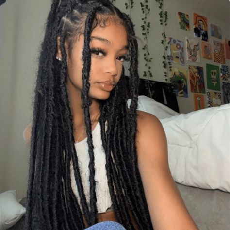 The 5 Styles of Faux Locs You Have To See Now - Social Beauty Club But Length Soft Locs, Faux Locs Medium Size, Faux Locs Braid Pattern, Fox Locs, Faux Locs Marley Hair, Long Faux Locs, Lexus Ux 250h, Faux Locs Styles, Marley Hair