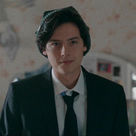 Cole Sprouse Friends, Cole Sprouse Shirtless, Jug Head, Cole Spouse, Cole Sprouse Jughead, Cole M Sprouse, Riverdale Characters, Riverdale Cole Sprouse, Dylan And Cole