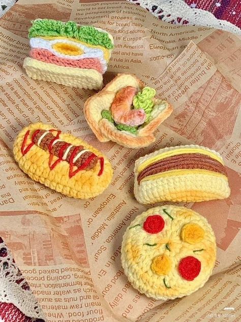 Hot Dog Sandwich, Bread Chicken, Small Crochet Gifts, Food Crochet, Crochet Cake, 귀여운 음식 그림, Beginner Crochet Tutorial, Crochet Keychain Pattern, Crochet Business