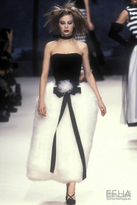 Nina Brosh, Chanel Spring 1995, Vintage Runway Fashion, 90s Runway Fashion, Runway Fashion Couture, Vintage Runway, Chanel Dress, Chanel Couture, Chanel Haute Couture