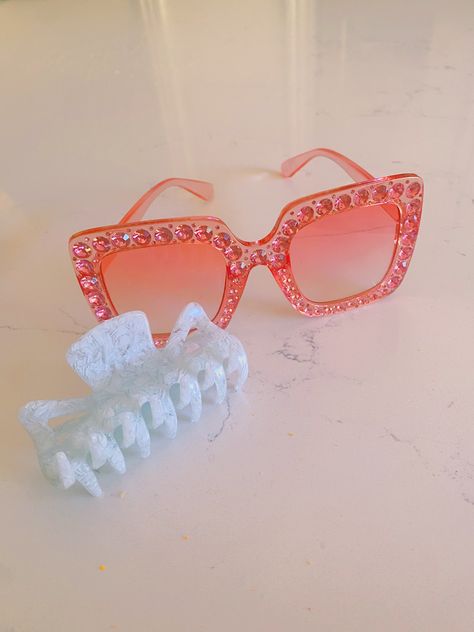 Preppy Glasses, Preppy Sunglasses, Aesthetic Heart, Preppy Gifts, Preppy Aesthetic, Cat Eye Glass, Sunnies, Cool Outfits, Fashion Inspo