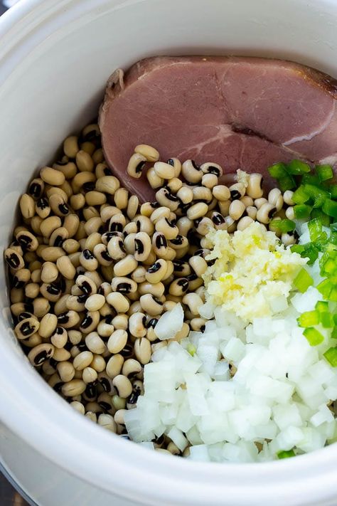 Slow Cooker Black Eyed Peas - Dinner at the Zoo Black Eye Peas And Ham Crockpot, Blackeyed Pea Recipes Crockpot, Black Eyed Peas With Sausage, Black Eye Peas Recipes, Ham Black Eyed Peas, Black Eyed Peas Southern, Slow Cooker Black Eyed Peas Recipe, Pea Dishes, Crock Pot Black Eyed Peas