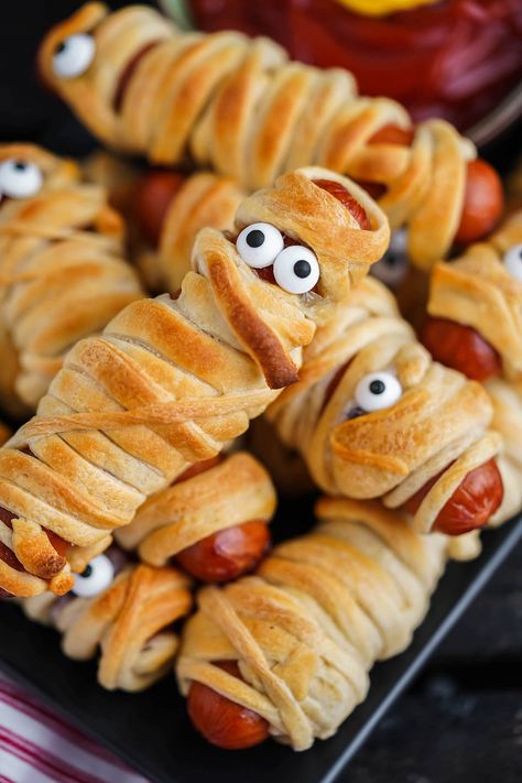 Mummy Hotdogs, Mummy Meatloaf, Hot Dog Crescent Rolls, Fun Halloween Drinks, Mummy Hot Dogs, Gourmet Caramel Apples, Pillsbury Dough, Pizza Appetizers, Fun Halloween Food