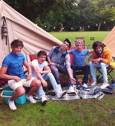 One Direction on LWWY music video set One Direction Take Me Home Era, Home One Direction, One Direction Photoshoot, One Direction Live, One Direction Music, One Direction Images, One Direction Wallpaper, One Direction Photos, Love U So Much