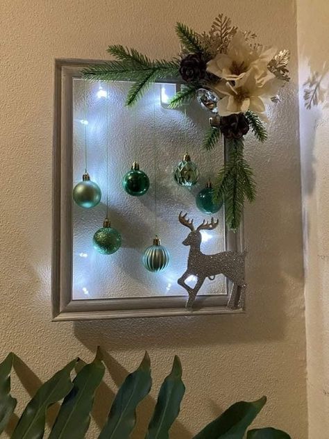 Christmas Frames Diy, Christmas Centerpieces Cheap, Xmas Frames, Frames Diy, Christmas Flower Decorations, Christmas Picture Frames, Christmas Photo Frame, Pretty Christmas Decorations, Christmas Crafty