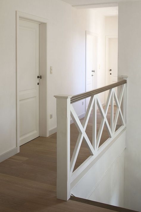 Stairway Railing Ideas, Basement Room, Rustic Stairs, Interior Railings, Stairs Makeover, Building Stairs, Stair Railing Design, Staircase Railings, Lan Can