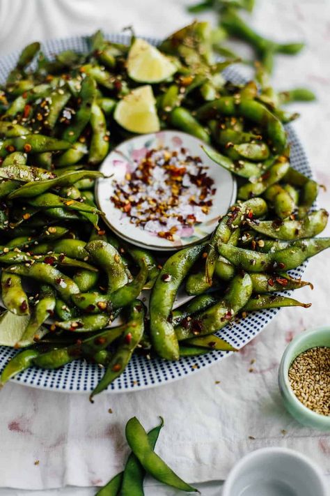 Garlic and Red Chili Pepper Flake Edamame Beans Sushi Dinner Party, Sausage Marinara, Asian Appetizers, Quinoa Chili, Spicy Tuna Roll, Red Chili Sauce, Sushi Dinner, Sushi Party, Mapo Tofu