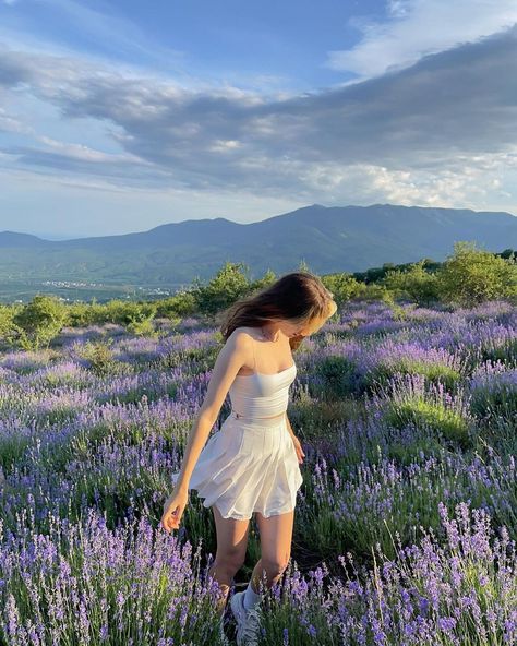 Photo Hacks, Estilo Ivy, Funny Wedding Photos, Ethereal Aesthetic, Pose Fotografi, 사진 촬영 포즈, Lavender Field, Photography Posing Guide, Stylish Photo Pose