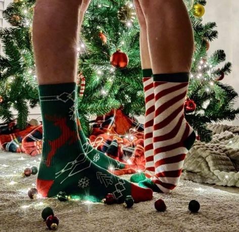 Christmas Socks Photo Ideas, Couple Photography Poses Christmas Tree, Cute Couple Winter Pictures, Happy New Year Couple Pictures, Christmas Photo Couple, Christmas Couple Photoshoot Ideas, Christmas Photoshoot Couples, Xmas Couple Photos, Christmas Photoshoot Ideas For Couples