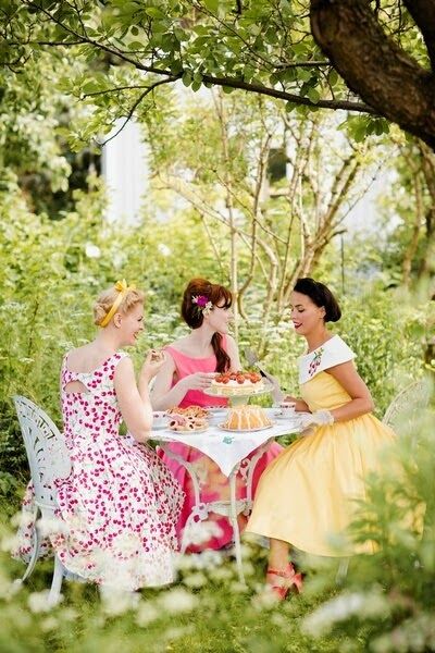 ɠąŗdęŋ ƥąŗţƴ Style Année 20, Spring Tea Party, Tea In The Garden, Spring Garden Party, Spring Tea, Garden Tea Party, Tea Party Dress, Vintage Tea Party, Afternoon Tea Parties