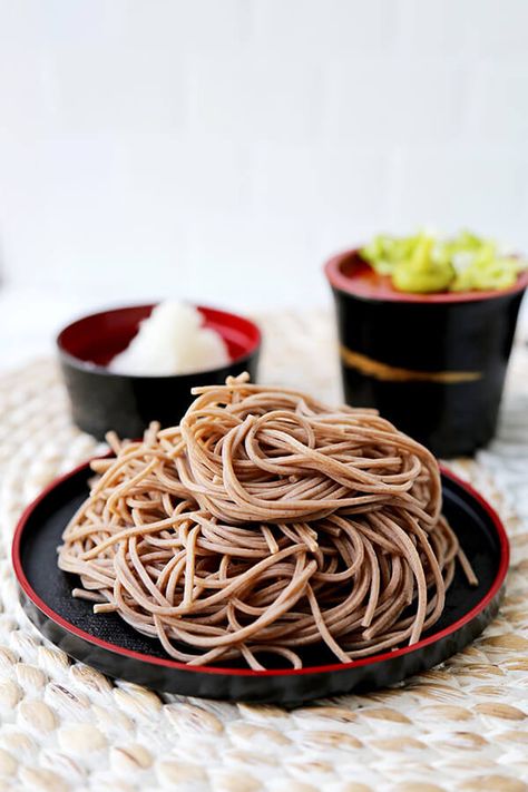 Zaru Soba - Zaru soba is Japan's favorite summer meal. It's light, healthy and so delicious you won't be able to stop slurping! Keep a jar of mentsuyu dipping sauce in your fridge and make yourself chilled buckwheat noodles all summer long in less than 10 minutes! Healthy Japanese recipes, healthy noodle recipes, Asian dinner recipes, soba noodles | pickledplum.com Zaru Soba Recipe, Zaru Soba, Cold Soba Noodles, Soba Recipe, Soba Noodles Recipe, Ramen Recipes Easy, Cold Soba, Deep Fried Tofu, Cold Noodles