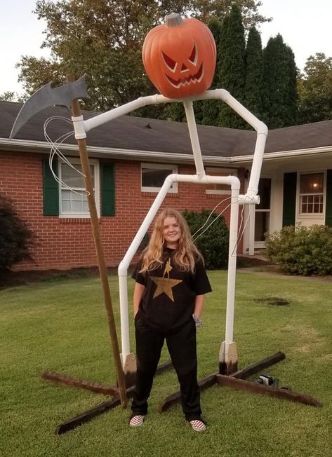 Teens 10ft tall pumpkin reaper we made for her 18 room haunted house.  It is made from just PVC pipes, 2x4s, burlap, twine, paint and a bought pumpkin and skulls. Pumpkin Reaper, Easy Outdoor Halloween Decorations, Läskig Halloween, Tall Pumpkin, Halloween Decorations To Make, Scary Halloween Decorations Outdoor, Outdoor Halloween Decor, Scary Halloween Decorations Diy, Halloween Diy Outdoor