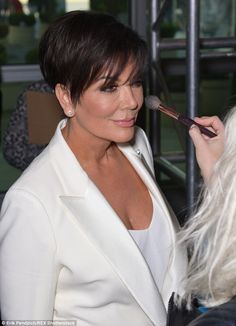 Behind the scenes: Kris received a little touch-up before she made her way onto the carpet... Chris Jenner Haircut, Chris Jenner, Kris Jenner Haircut, Kris Jenner Hair, Jenner Hair, Kort Bob, Kardashian Hair, Short Sassy Haircuts, Sassy Haircuts