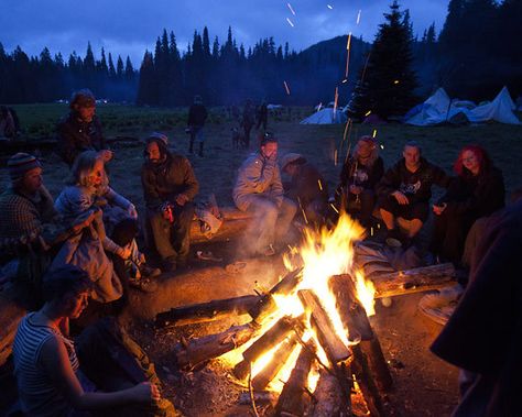 Who doesn't love gathering around a toasty campfire with close friends? Friends Around Campfire, Campfire Lighting, Friends Campfire, Rainbow Family Gatherings, Campfire With Friends, Washington Camping, Rainbow Gathering, Washington State Parks, Rainbow Family