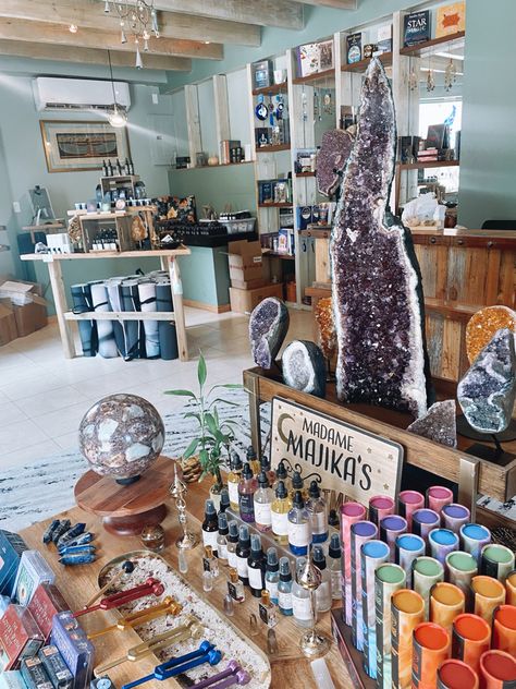 Witchy Store Display, Metaphysical Store Display, Crystal Display Ideas Retail, Holistic Shop Decor, Holistic Store Ideas, Crystal Shop Display Ideas, Crystal Store Aesthetic, Spiritual Store Ideas, Botanica Shop