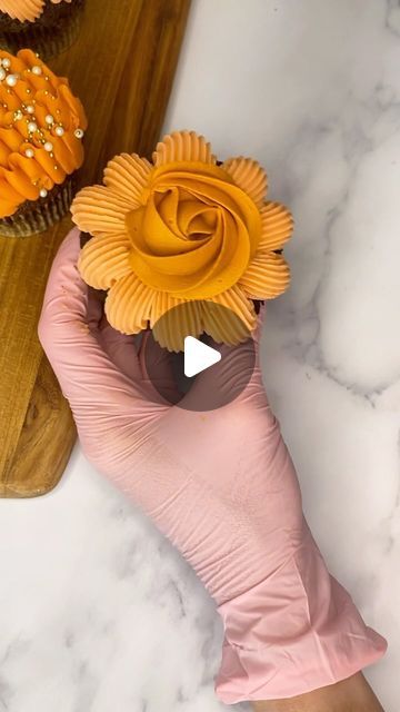 35 likes, 18 comments - sweetsistersbake on September 9, 2024: "Pipe this orangey/fall cupcake set with me 🧡 3 tips needed- tip 4B, tip 104, tip 1M - love the way the gold pearls make the orange pop! . . . #piping #pipingbuttercream #pipingtips #pipingcupcakes #pipingskills #buttercream #buttercreamcupcakes #fall #fallcupcakes #orange #bake #falltreats #sprinkles #cupcakes #cupcakedecorating". Pumpkin Cupcakes Design, Owl Cupcakes With Oreos, Simple Thanksgiving Cupcakes, Turkey Cupcake Cake, Fall Decorated Cupcakes Ideas, Thanksgiving Cupcakes Decoration Easy, Thanksgiving Decorated Cupcakes, Orange Cupcakes Decoration, Thanksgiving Cupcakes Ideas