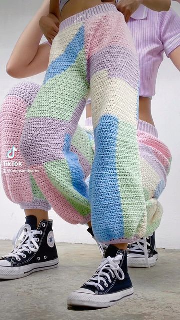 Crochet Joggers, Overwhelming Love, Crochet Shorts Pattern, Crochet Bottoms, Crochet Flowers Easy, Crochet Pants, Beginner Crochet Tutorial, Crochet Shorts, Crochet Fashion Patterns