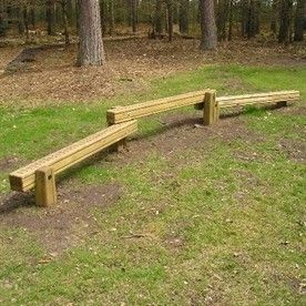 Outdoor Balance Beam Diy, Backyard Balance Beam, Balance Beam Diy, Outdoor Balance Beam, Dog Course, Diy Balance Beam, Forest Playground, Kids Garden Play, Fitness Trail