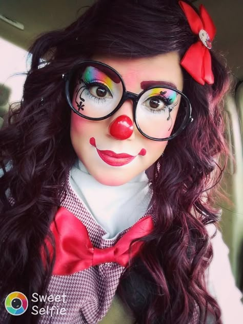 Girl Clown Makeup, Easy Clown Makeup, Clown Face Paint, Clown Costume Women, Cute Clown Makeup, Halloween Make-up Looks, Scary Clown Makeup, Vintage Halloween Photos, Female Clown