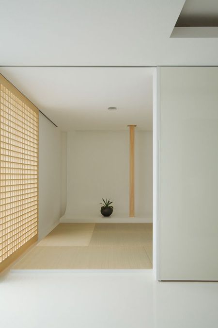 House of Depth by Japanese architect Kouichi Kimura. Beautiful designed tatami-room. Japanese House Interior, Cement Flooring, Modern Japanese Interior, Tatami Room, Minimalist Japanese, Japanese Interiors, Japanese Room, Japanese Home Decor, Japanese Interior Design