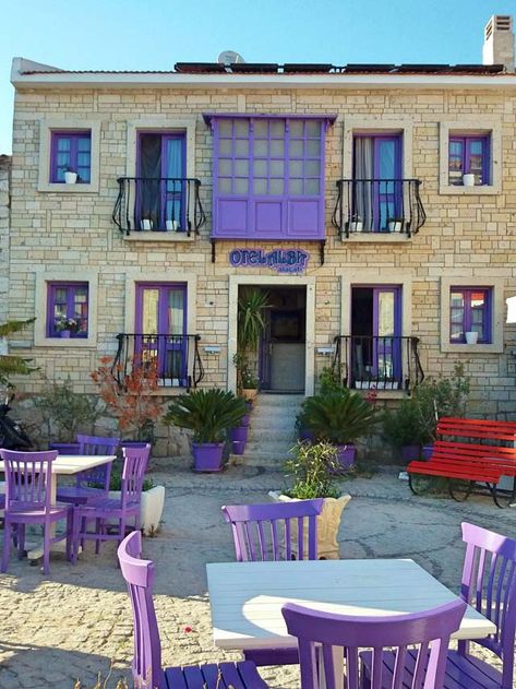 Farmhouse Indian Style, Purple Restaurant, Alacati Turkey, Painted Houses, Europe Architecture, Balkan Peninsula, Travel Infographic, Turkey Destinations, House By The Sea