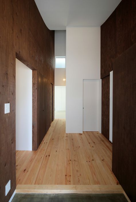 stained plywood - KHT House,© Nobuaki Nakagawa Stain Plywood, Dark Plywood, Stained Plywood, Modern Japanese Architecture, One Story House, Dark Stain, Cob House, Yamagata, Shed Homes