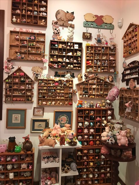 Trinket Aesthetic Room, Trinket Shelf Aesthetic, Trinket Room Aesthetic, Nick Nack Shelf Ideas, Trinket Display Ideas, Plushie Collection Display, Diy Trinket Shelf, Trinket Shelf Display, Trinket Organization