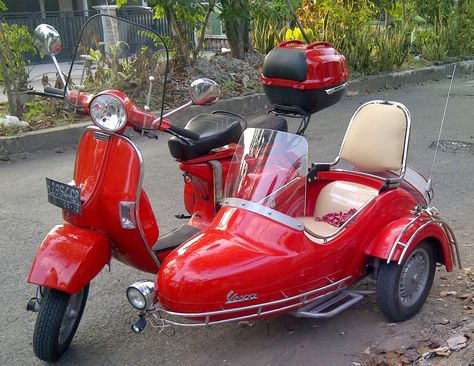 yet another classic scooter with side-car Scooter Sidecar, Bike With Sidecar, Classic Scooter, Vespa Girl, Motorcycle Sidecar, Lambretta Scooter, Lovely Car, Vespa Lambretta, Vespa Vintage