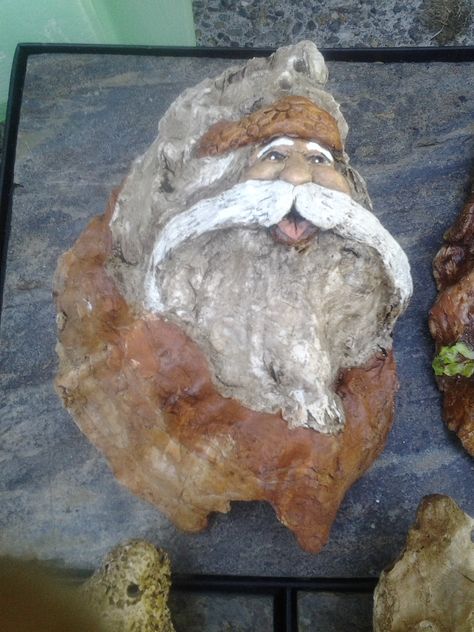 Shell Gnomes, Santa Shells, Driftwood Santas, Oyster Shell Santa, Painting Seashells, Seniors Activities, Beachy Crafts, Xmas Images, Gnome Crafts