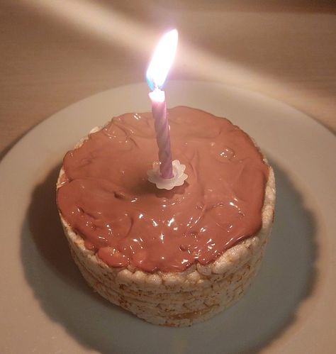 so that was my birthday cake last year ∙˖ rice cakes with sugar free caramel sauce topped with melted chocolate ♡ this year I'll make a better one, I promise Diet Birthday Cake, Sugar Free Caramel Sauce, Sugar Free Caramel, Rice Cake Recipes, My Birthday Cake, Extreme Food, Healthy Food Motivation, Melted Chocolate, Candle Cake