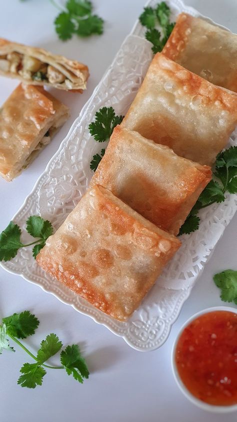 Chicken Square Samosa Recipe https://resepmamiku.com/en/chicken-square-samosa-the_kitchen_girl Chicken Samosa Recipes, Chicken Squares, Pastry Squares, Square Pizza, Mint Chutney, Samosa Recipe, Spiced Chicken, Popular Appetizers, Ground Chicken Recipes