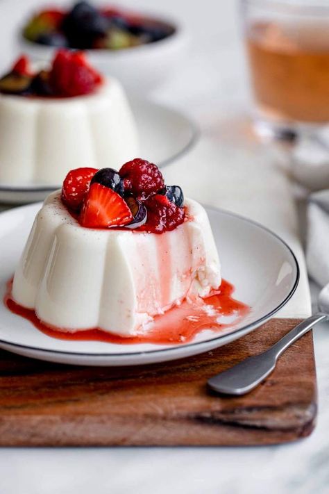 Homemade Vanilla Panna Cotta on a plate Vanilla Panna Cotta, Panna Cotta Recipe, Dessert Aux Fruits, Cold Desserts, Italian Desserts, Great Desserts, Cake Cake, Puddings, No Bake Desserts