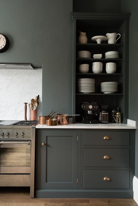 Bloomsbury WC1 Kitchen Project | deVOL Kitchens Серая Кухня, Interior Dapur, Dark Grey Kitchen, Interior Design Minimalist, Devol Kitchens, Kabinet Dapur, Gray Cabinets, Open Kitchen Shelves, Dark Kitchen