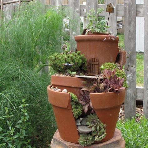 recycling broken pots Broken Pot Garden, Fairy Garden Designs, Faeries Gardens, Fairy Garden Diy, Fairy Gardens, Fairy House, Miniature Garden, Garden Crafts, Mini Garden