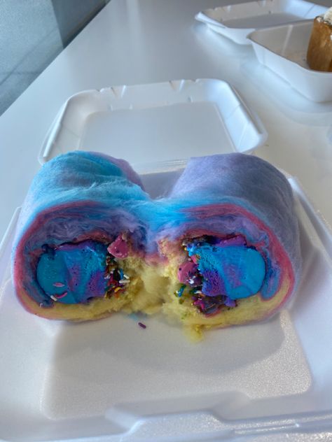 Cotton Candy Burrito, Cooking Soul Food, Cotton Candy Cakes, Candy Drinks, Sweet Treats Desserts, Amazing Food Art, Candy Cakes, Junk Food Snacks, Food L