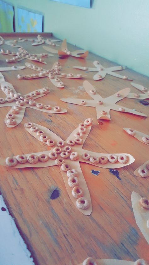 preschool summer/ocean theme... glue cheerios on a starfish cutout! Starfish Cutout, Ocean Kids Crafts, Under The Sea Crafts, Ocean Theme Preschool, Summer Preschool, Ocean Kids, Vbs Crafts, Daycare Activities, Sea Crafts