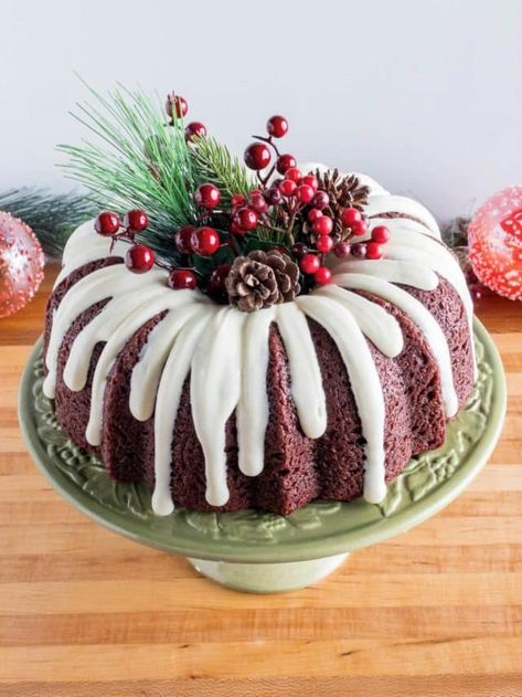 Christmas Cake Red Velvet, Xmas Bundt Cake, Bundt Cake Christmas Decorations, Holiday Desserts Christmas Elegant, Bundt Christmas Cake, Christmas Bunt Cakes Holiday Desserts, Bundt Cakes For Christmas, Festive Bundt Cake, Holiday Bundt Cakes Christmas