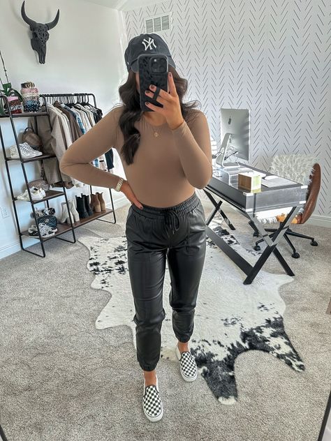 Leather Joggers Outfit Fall, Checkered Shoes Outfit, Leather Joggers Outfit Winter, Black Leather Joggers Outfits, Joggers Outfit Winter, Leather Joggers Outfit, Jogger Pants Outfit Winter, Joggers Outfit Fall, Leather Pants Outfit Black