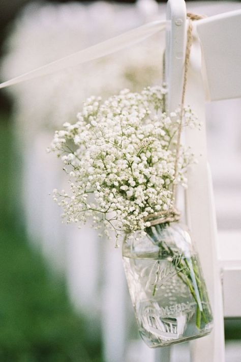 Mason Jars--Another cute way to decorate ceremony chairs for weddings with a rustic theme, is to hang mason jars filled with wildflowers or baby breaths with twine for a gorgeous look. Cheap Wedding Table Centerpieces, Vasos Vintage, Wedding Centerpieces Mason Jars, Ceremony Chairs, Unique Wedding Flowers, Wedding Aisle Decorations, Wedding Floral Centerpieces, Wedding Centerpieces Diy, Flower Centerpieces Wedding