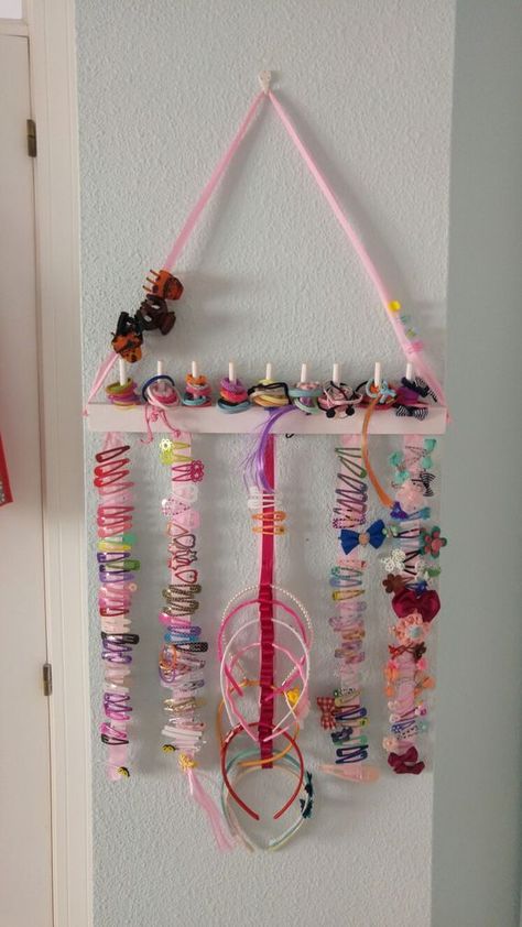 ingeniosas formas de organizar accesorios para el cabello #hair #accesories #organize #order Hair Clip Organizer, Diy Hair Clip, Hair Bow Organizer, Hair Accessories Holder, Hair Accessories Storage, Baby Room Organization, Bow Organizer, Hair Clip Holder, Organizing Hair Accessories