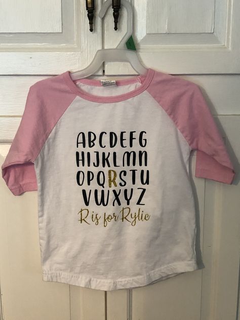 Toddler Girl Shirt Ideas, Toddler Cricut Shirts, Cricut Toddler Shirt Ideas Girl, Toddler Shirts Vinyl, Preschool Shirts For Kids, Girls Shirts Design, Toddler Shirt Ideas, Toddler Tshirt Ideas, Diy Kids Shirts