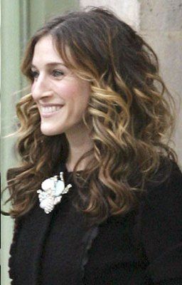 I love the dark hair with the blonde highlights - Sarah Jessica Parker Carrie Bradshaw Dark Hair, Carrie Bradshaw Hair Season 6, Carrie Season 6 Hair, Carrie Bradshaw Brown Hair, Carrie Bradshaw Highlights, Carry Bradshaw Hairstyles, Carrie Bradshaw Hair Color, Sara Jessica Parker Hair, Sarah Jessica Parker Hair