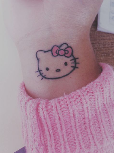 Small Hello Kitty Tattoo, Tatuaje Hello Kitty, Small Hello Kitty, Hello Kitty Tattoo, Kitty Tattoo, Images Hello Kitty, Hello Kitty Tattoos, Omerta Tattoo, Kawaii Tattoo