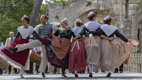 https://flic.kr/p/Q14cp1 | La danse des tambourins | Danse des tambourins par le groupe folklorique "Le cordon Camarguais". Chrono: 858 Art Plastique